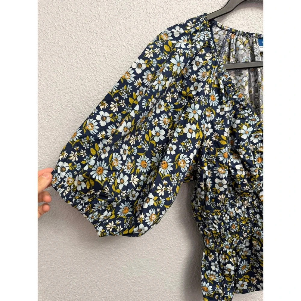 Old Navy Floral Puff Sleeve Smocked Waist Top Navy Blue Daisy Print Small NWT